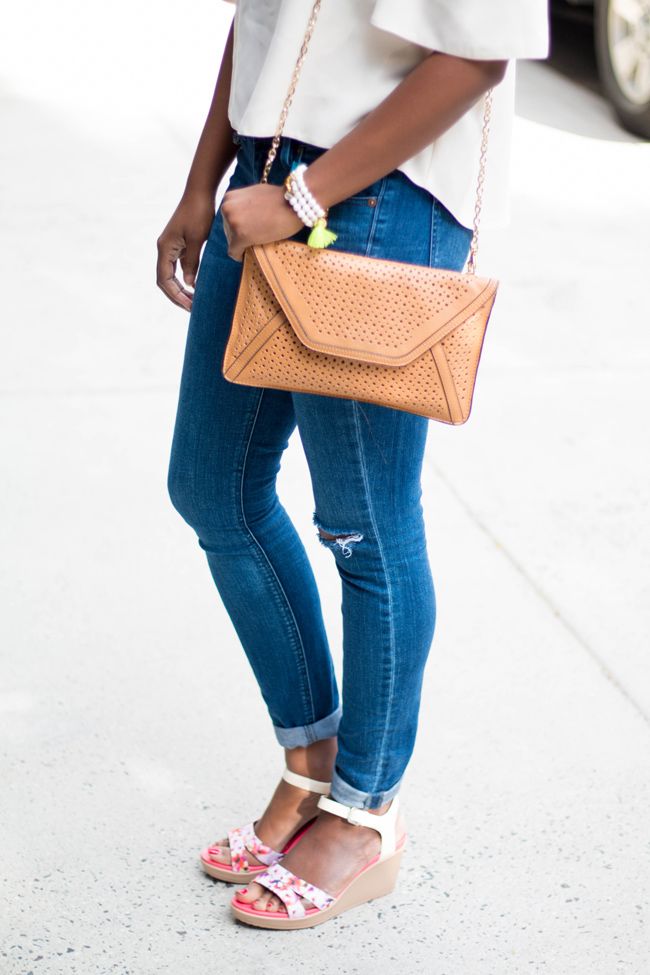 Crocs_Leigh-II-Graphic-Wedge-4