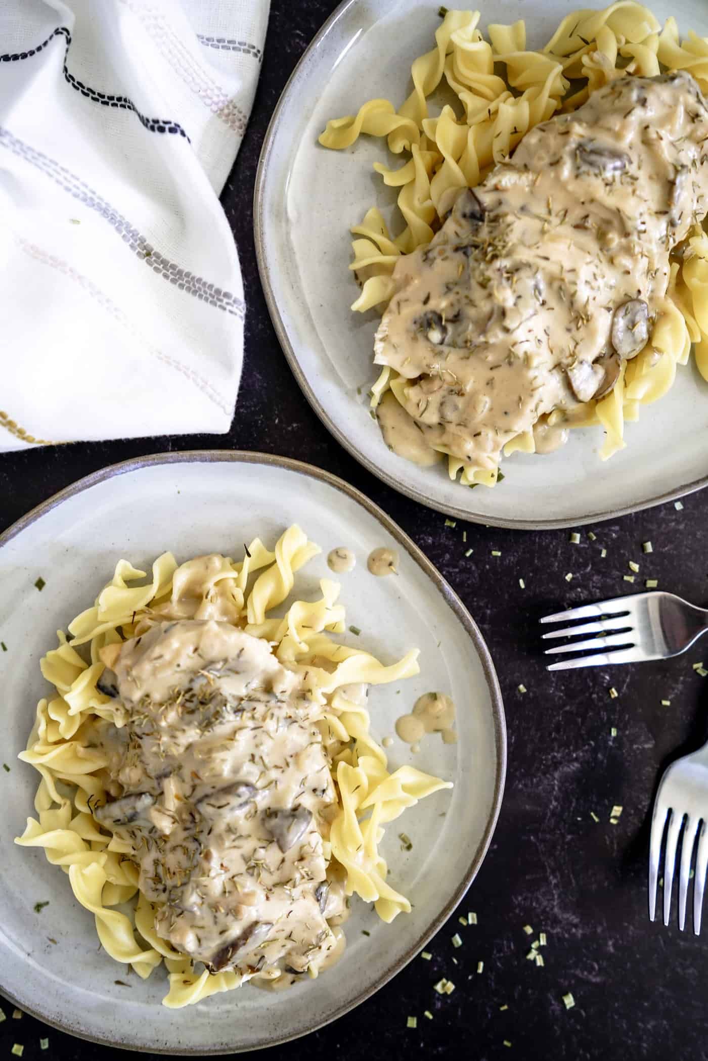 EASY CHICKEN STROGANOFF RECIPE FOR INSTANT POT – This delicious creamy chicken stroganoff recipe is an easy chicken dinner recipe your family is looking for this week. Did we mention this juicy, boneless chicken stroganoff recipe is made quickly in the Instant Pot, too? Try this easy chicken recipe today and let us know what you think!