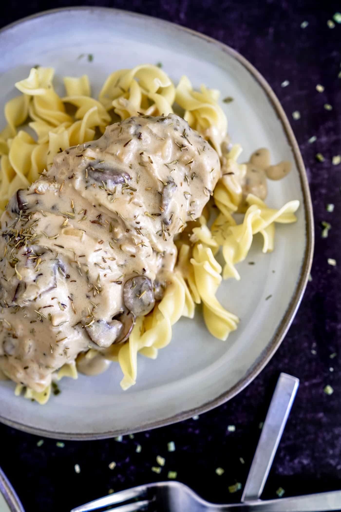 EASY CHICKEN STROGANOFF RECIPE FOR INSTANT POT – This delicious creamy chicken stroganoff recipe is an easy chicken dinner recipe your family is looking for this week. Did we mention this juicy, boneless chicken stroganoff recipe is made quickly in the Instant Pot, too? Try this easy chicken recipe today and let us know what you think!