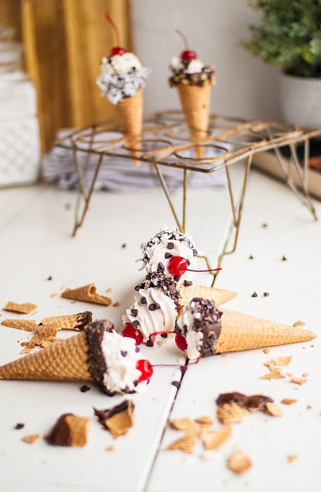 Food blogger, Bella Bucchiotti of xoxoBella, shares a recipe for no bake cannoli cones. You will love these ice cream cone cannolis.