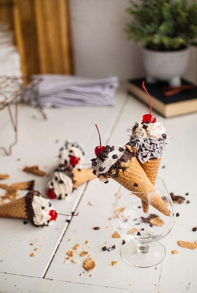 Food blogger, Bella Bucchiotti of xoxoBella, shares a recipe for no bake cannoli cones. You will love this easy no bake dessert recipe!