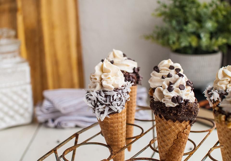 Food blogger, Bella Bucchiotti of xoxoBella, shares a recipe for no bake cannoli cones. You will love these ice cream cone cannolis.