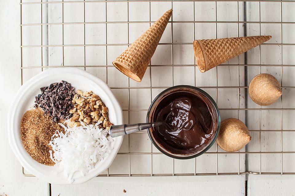 Food blogger, Bella Bucchiotti of xoxoBella, shares a recipe for no bake cannoli cones. You will love these ice cream cone cannolis.