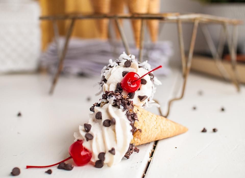 Food blogger, Bella Bucchiotti of xoxoBella, shares a recipe for no bake cannoli cones. This is the easy way to make cannolis!