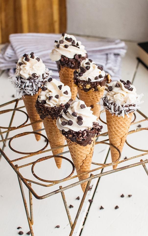 Food blogger, Bella Bucchiotti of xoxoBella, shares a recipe for no bake cannoli cones. You will love this easy no bake dessert recipe!