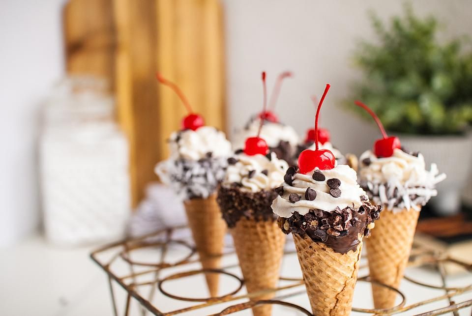 Food blogger, Bella Bucchiotti of xoxoBella, shares a recipe for no bake cannoli cones. You will love the creamy ricotta cannoli filling.