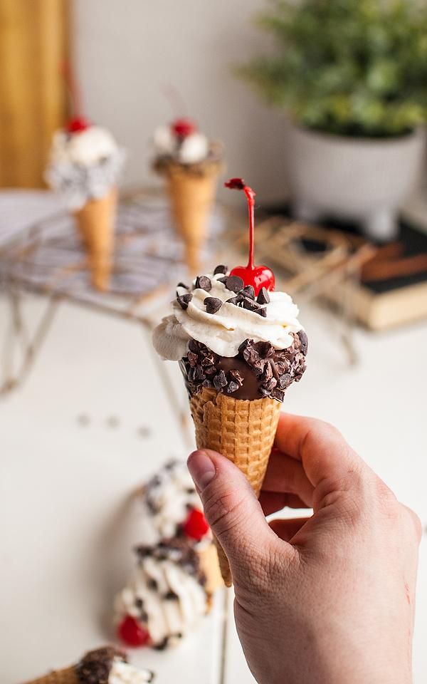 Food blogger, Bella Bucchiotti of xoxoBella, shares a recipe for no bake cannoli cones. This is the easy way to make cannolis!