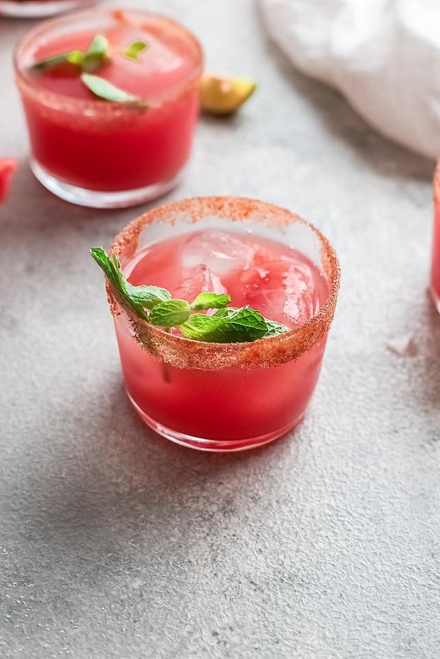 Food blogger, Bella Bucchiotti of xoxoBella, sharea a watermelon paloma cocktail. You will love this easy summer cocktail recipe.