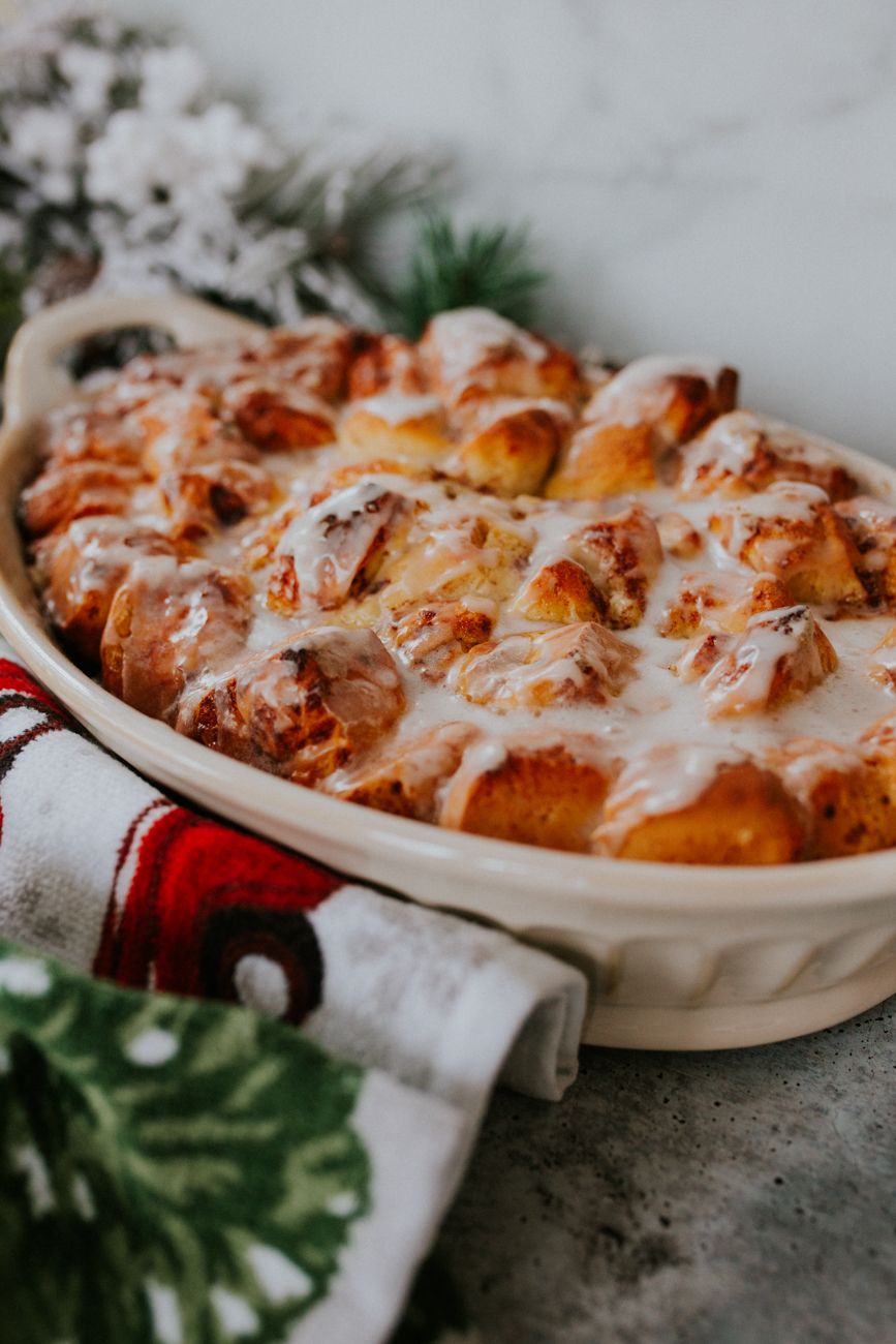 cinnamon roll casserole, christmas casserole, christmas breakfast casserole, cinnamon roll french toast casserole // grace white a southern drawl