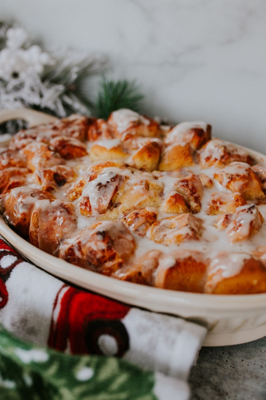 cinnamon roll casserole, christmas casserole, christmas breakfast casserole, cinnamon roll french toast casserole // grace white a southern drawl