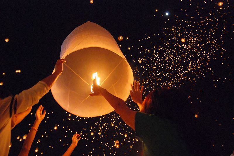 LK_03_loy_krathong_yi_peng_san_sai.jpg