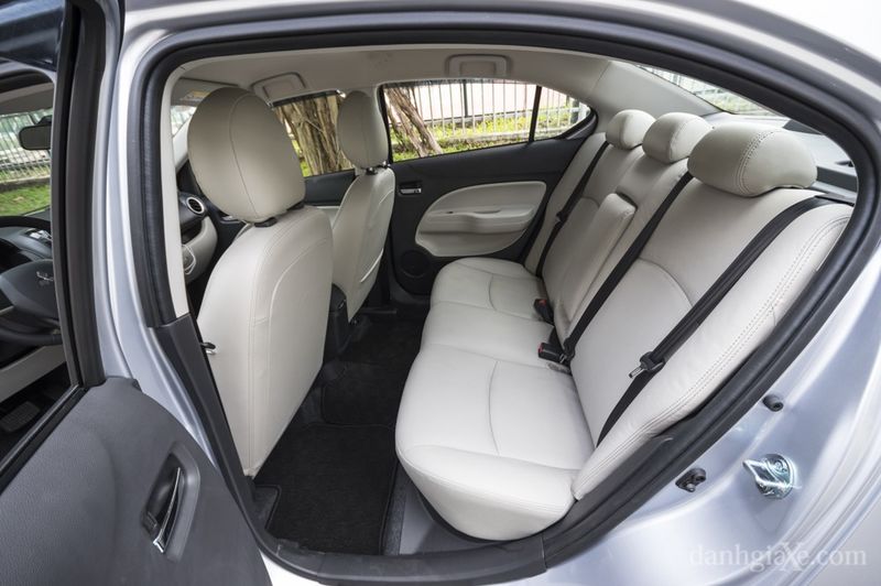 ghế-sau-Mitsubishi-Attrage-2015