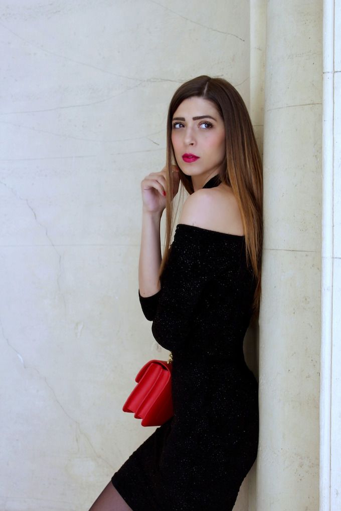 abito con le spalle scoperte per un look sensuale e femminile