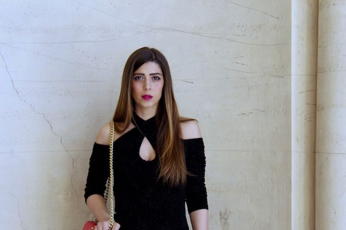 abito con le spalle scoperte per un look sensuale e femminile