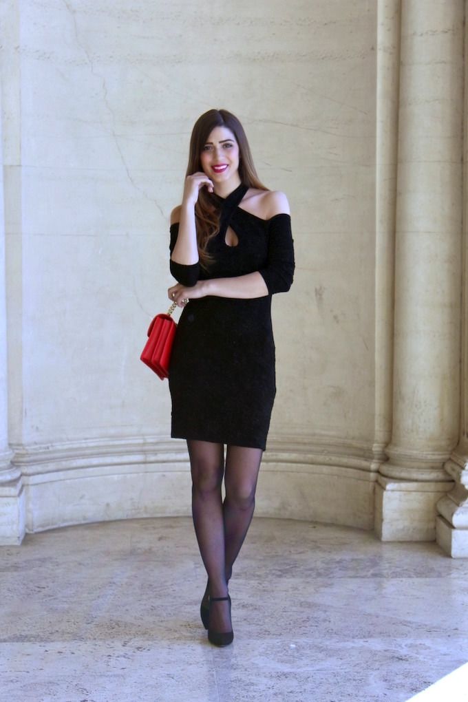 abito con le spalle scoperte per un look sensuale e femminile
