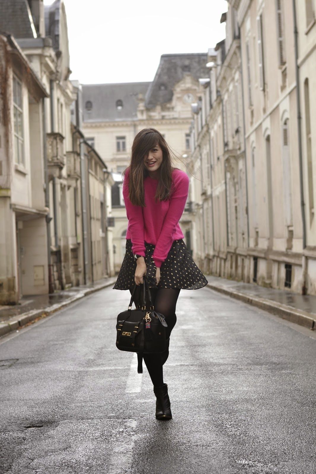 How to wear a pink jumper