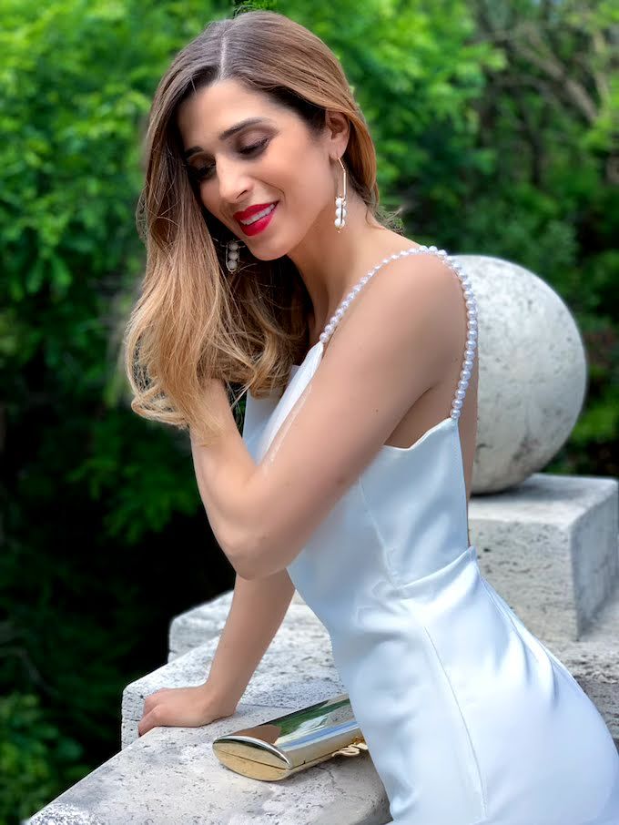 Look total white impreziosito con le perle