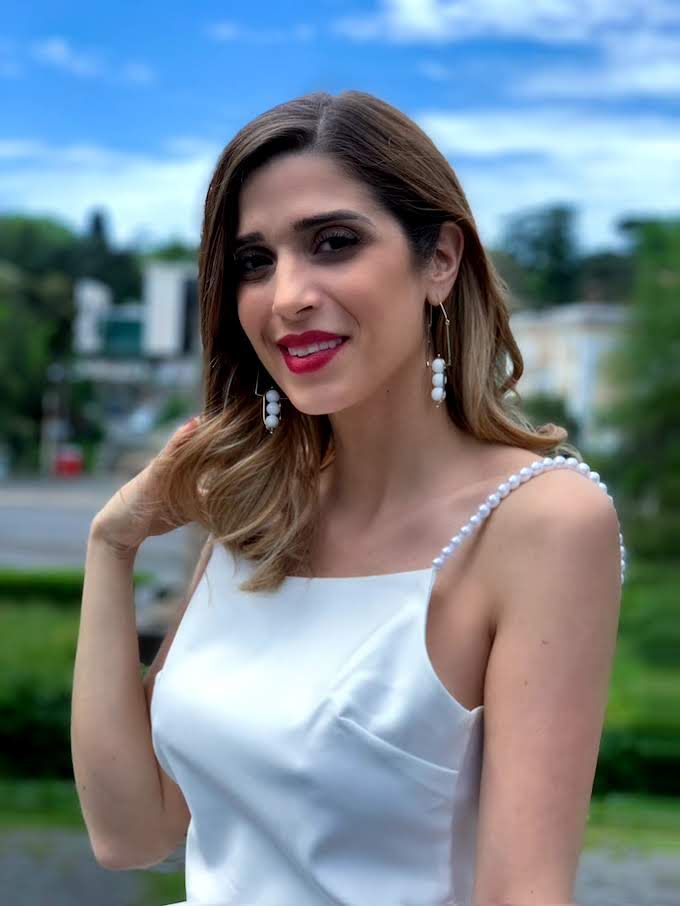 Vestito bianco con la schiena scoperta e tante perle