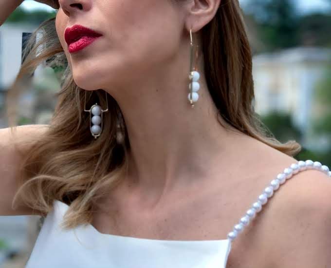Vestito bianco con la schiena scoperta e tante perle