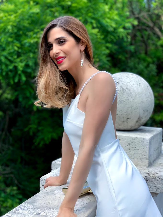 Vestito bianco con la schiena scoperta e tante perle
