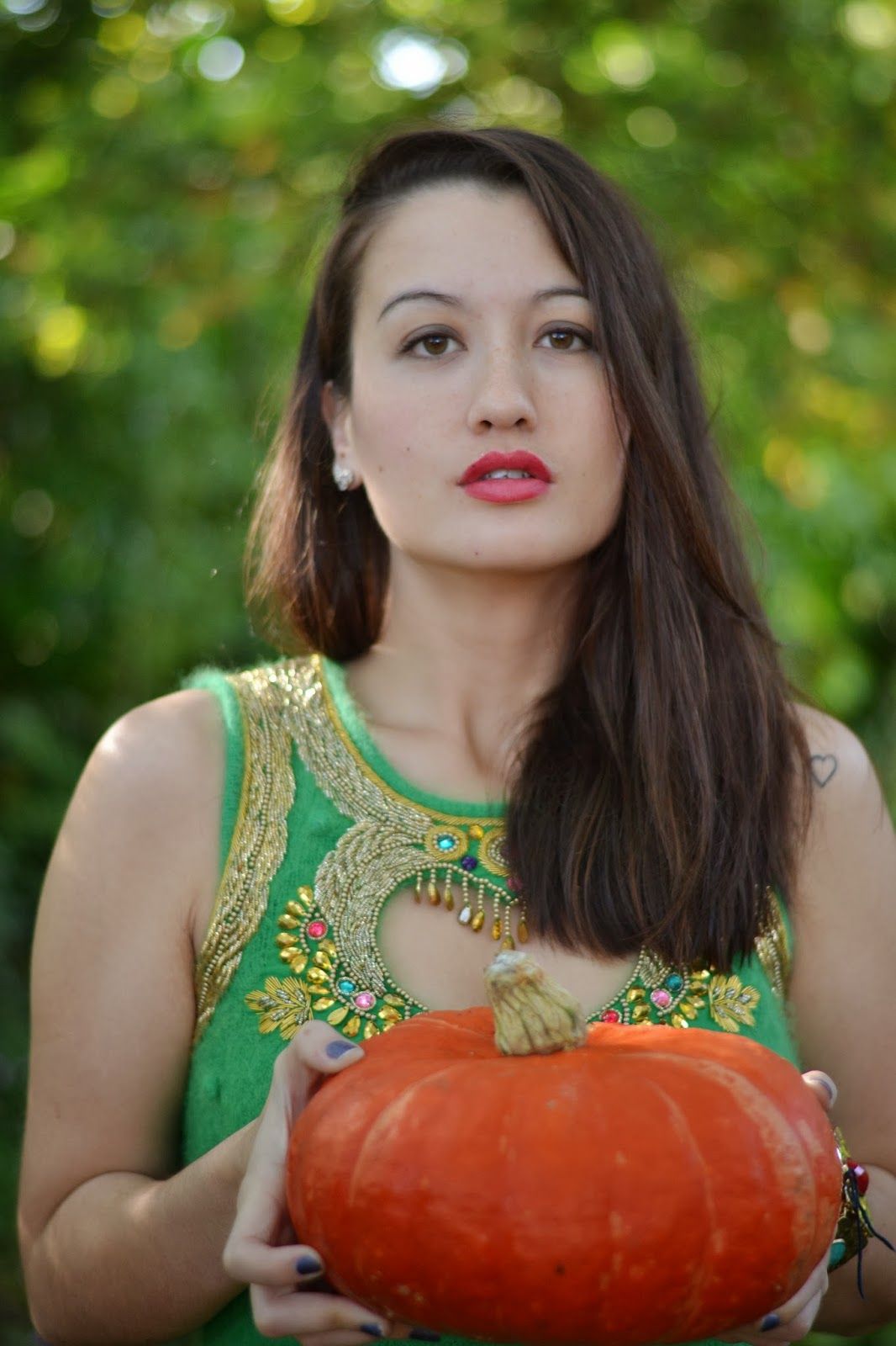 Detailed neckline