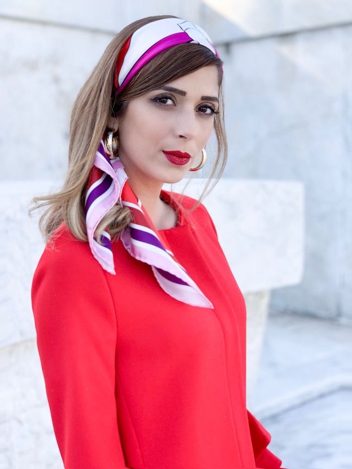 Accessorio must have. torna di moda il Foulard tra I capelli