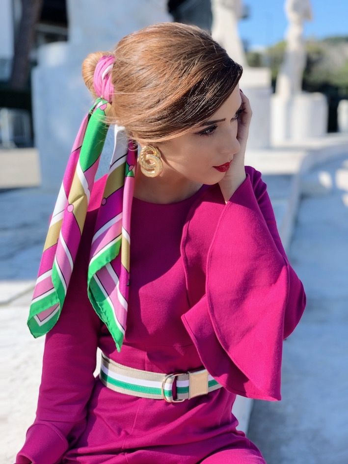Accessorio must have. torna di moda il Foulard tra I capelli