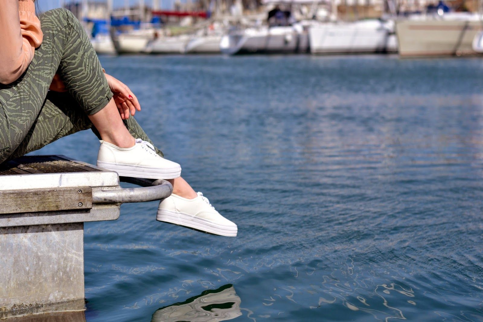 How to wear white pumps