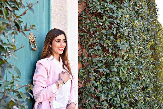 come indossare un cappotto color rosa pastello