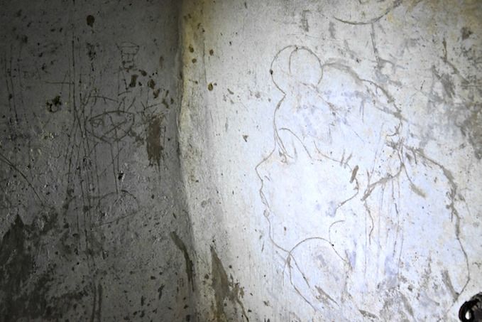 graffiti nei cunicoli di Napoli sotterranea