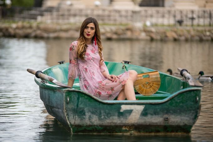 Un abito a fiori per un giro in barca