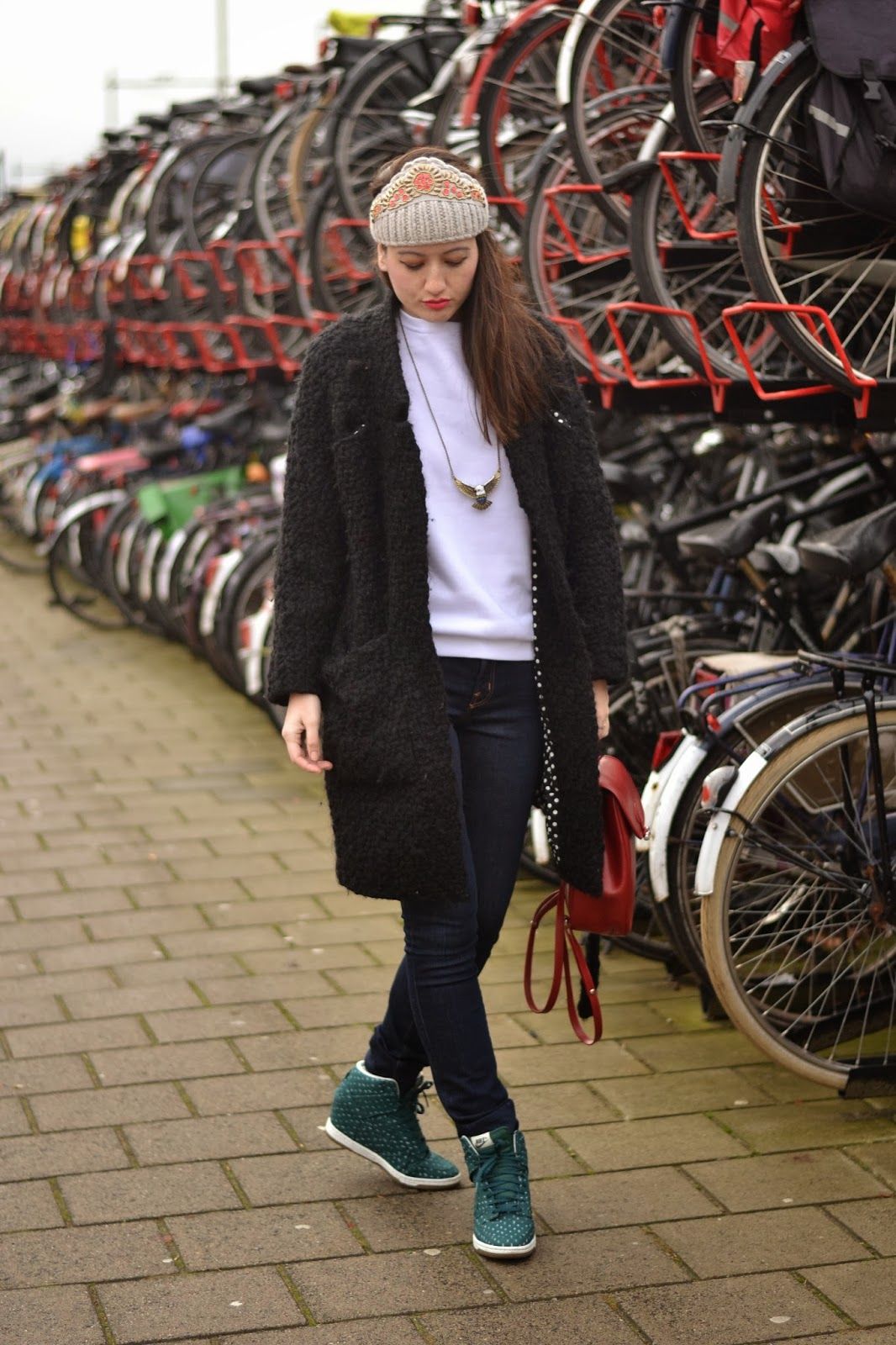 how to wear a tiara and sneakers