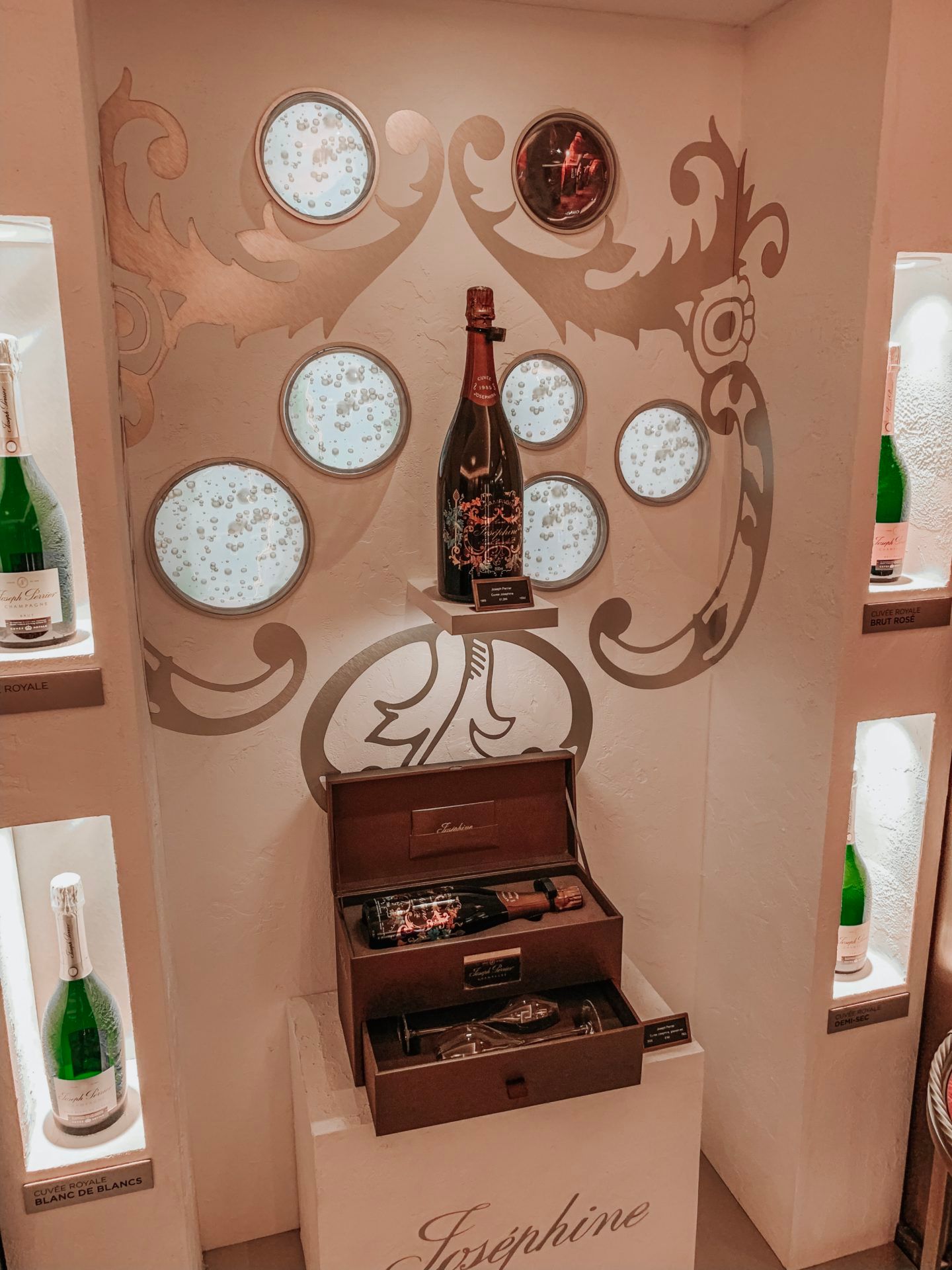 LAVISH FINE WINE AND SPIRITS ROOMS AT HARRODS