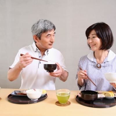 摂食を正しく理解し認知症終末期の高齢者の食事介助に備える