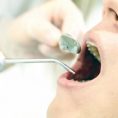 なぜ、認知症高齢者に適切な歯科診療が行き渡らないのか