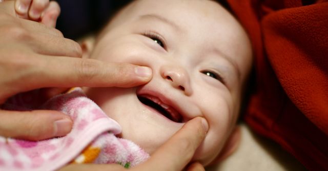 お口の周りを触る,0歳,予防歯科,ハミガキ